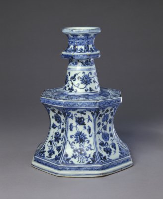 图片[1]-Blue and white octagonal candlestick with broken branches-China Archive